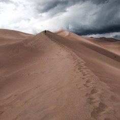 Great Sand dunes National Park, Colorado. Les nuages arrivaient plus vite qu’on le croyait, en haut, le vent était plus fort qu’on le croyait. C’était plus loin qu’on le croyait. On s’est fait mouiller, on a eu du sable dans les yeux, sur la lentille. C’était une sacré aventure et c’était plus beau qu’on le croyait.