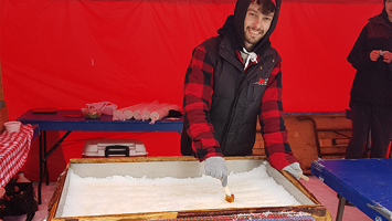 Les amateurs de sucré présent sur le site du Fest’hivernal à Laval ont pu déguster une succulente tire d’érable et se réchauffer en savourant un délicieux chocolat chaud lors de ce froid dimanche de février.