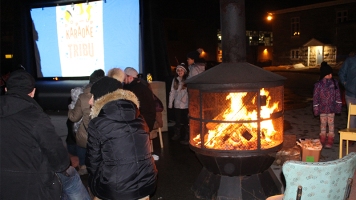 Plusieurs Mascouchois se réchauffant autour du feu tout en écoutant d’autres citoyens chanter. Photos: Justine Bérubé.