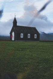 L’église de Búðarkirkja a été érigée en 1703 par Bent Lárusson. Elle a été reconstruite par Steinunn Sveinsdóttir en 1848.